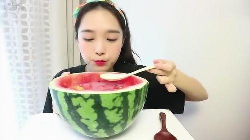 旅游吃瓜的女生,吃瓜女生的美食探秘之旅