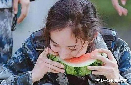 明星路边吃瓜,街头小吃引发围观热潮