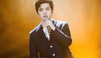 男明星低调领奖照片