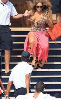 明星唱歌摔倒视频,明星唱歌现场惊险一幕